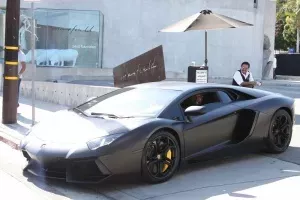 奢侈的生日礼物 Kanye West收到女友送来的Lamborghini Aventador
