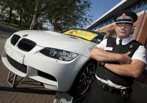 为警示罪犯 英国警方展示没收的BMW M3