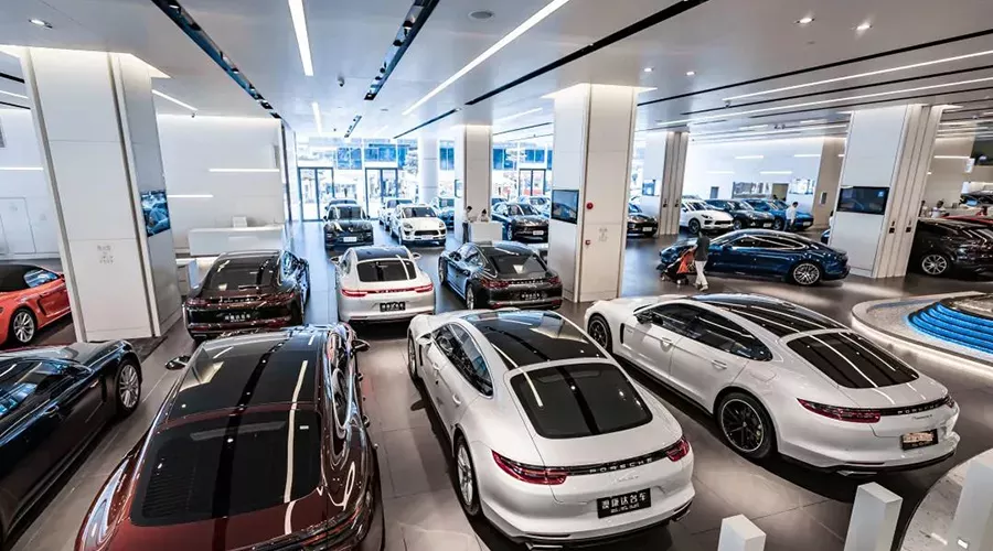 逛全球最大二手车展厅是一种什么样的体验，还能5折买豪车？